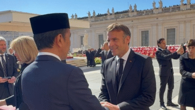 Jokowi Temui Presiden Prancis Emmanuel Macron di Pemakaman Paus Fransiskus