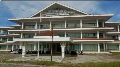 Ditanya Hasil Hearing Terkait Dugaan Fee Proyek 20% Di Disdikbud, Oknum Anggota Komisi III DPRD Pesibar Bungkam. 