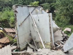 Tiga Rumah Rusak Berat Akibat Pergeseran Tanah di Desa Karyamukti Sumedang