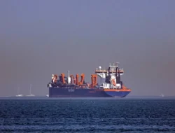Kapal Kargo Thailand Terbakar Diserang dari Udara di Selat Hormuz, 20 Kru Diselamatkan