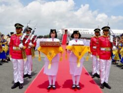 Duplikat Bendera Merah Putih dan Teks Proklamasi Tiba di Bandara Balikpapan