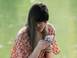 Cara Ini Bisa Mengatasi Mata Merah akibat Handphone