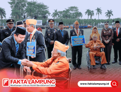 Pemerintah Provinsi Lampung Serahkan Bantuan kepada Veteran pada Peringatan Hari Pahlawan 2025